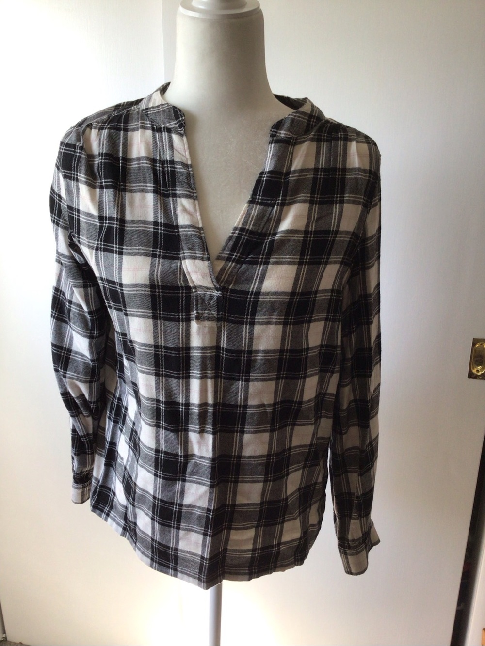 GAP BLACK AND WHITE PLAID V-NECK FLANNEL TOP- SZ XSM